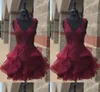 Bordo Ruffles Kokteyl Elbiseleri 2019 V Yaka Kap Sleeve Dantel Açık Geri Kısa Gelinlik Modelleri Mezuniyet Elbise Kızlar için Mezuniyet Elbise