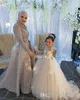 New Tulle Little Flower Girls Abiti per matrimoni Maniche lunghe Illusion Abito da prima comunione Abito da spettacolo per ragazza Realizzato su misura