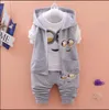 2018年の最新の秋の女の子の男の子ミニオンスーツ幼児用服セットキッズベストシャツパンツ3 PCSセット子供スーツY1811269433