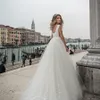 Grace A-Line Wedding Dress Sexig Side Cut Low V-Neck-paljett Tulle Vita klänningar Brud med applikationer Court Train282e