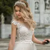 Mooie A-lijn Champagne Trouwjurken Hoge Taille Kapmouw met Scoop Tulle Bruidsjurken Illusion Back met Knoop Nieuwe Styl245p