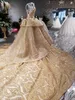 Splendidi abiti da sposa dorati Dubai Paillettes scintillanti Pizzo di cristallo Sheer Back Abito da sposa Cappella di lusso Treno Vestido De Novia Abiti da sposa
