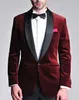 Burgundy Velvet Groom Tuxedos Shawl Lapelワンボタングルーミングメンズメンズフォーマルスーツビジネスプロムスーツ（ジャケット+パンツ+ネクタイ）いいえ：69