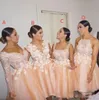 Champán claro 2018 Una línea de flores hechas a mano Una línea de vestidos de dama de honor Volantes Apliques de encaje Vestido de dama de honor de tul con gradas para boda