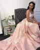 2018 quinceanera en linje klänningar ljus rosa skopa nacke ärmlös vit spets applique sopa tåg söt 16 organza party prom kvällsklänningar