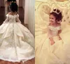 Vestido de pelota Off Hombro Vestidos de niña de flor para el encaje de boda apliques de manga larga para niños vestido de cumpleaños príncipes encaje encima de chicas Pagueant vestidos