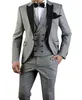 人気のデザイン新郎Tuxedosワンボタンライトグレーピークラペル新郎新婦の最高の男のスーツの結婚式のメンズスーツ（ジャケット+パンツ+ベスト）J519