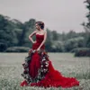 New Long Vestidos Gorgeous Red Mermaid Court Tåg Bröllopsklänning Organza Ruffles Sweetheart Ärmlös Brudklänningar