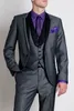 Groom Nosić Dark Gray Groomsmen One Button Groom Tuxedos Peak Lapel Mężczyźni Garnitury Ślub / Prom / Kolacja Best Man Blazer (Kurtka + Spodnie + Kamizelka + Kamizelka)