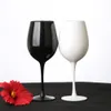 O cálice ajustado do vidro de vinho tinto barato preto e branco ajustou-se para a casa / barware