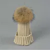 品質デザイナー子供100％本物の毛皮のボール冬の暖かい帽子15cm POMキッズリブニットアクリル痴女ビーニーファンシースポーツベビースノーキャップギフト