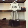 Designer Kvinnors 2-stycksuppsättning 2023 Summer Women's Cotton Long Axless T-shirt Mesh kjol Fashion Hole Belt kjoldräkt