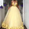 Mode Saudi-Arabien Promkleider Sexy Spaghetti mit V-Ausschnitt Petals Applique bodenlangen Party Kleider Stilvolle Fluffy Promi Abendkleid