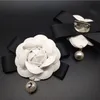 vit blomma brosch