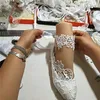 Свадебная обувь ручной работы на плоской ленте с кружевным цветком и острым носком, свадебные танцевальные туфли, красивые туфли для подружек невесты, женские туфли на плоской подошве si272N