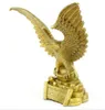 Un aigle en bronze Un grand faucon déploie ses ailes essaie de réaliser les cadeaux d'ornements d'ambition