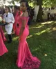 핫 핑크 플러스 사이즈 신부 들러리 숄더 아플리케 레이스 인어 메이드의 명예 웨딩 게스트 드레스 여성들은 공식 파티 드레스를 착용