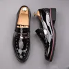 Nouveaux hommes en cuir ptent en cuir authentique concepteur de luxe Rivet Mens Mandin Casual Chaussures Black Italian Wedding and Prom Chaussures Men