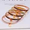 316L Titanium Steel Bangles for Women Rose Gold Silver Color Black White Surface Letter Armband Par Bröllopsarmband B8201469