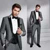 Recommander chaud Tuxedos de marié gris hommes costumes formels hommes d'affaires portent des costumes de dîner de bal de mariage sur mesure (veste + pantalon + cravate + gilet) NO; 614