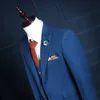 最新のデザインの男性スーツピークカラークラシックフィットスーツ2ボタン3ピースジャケットパンツ投入