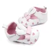 Zapatos para niñas recién nacidas, Estilo Princesa infantil, estampado de corazón de amor, transpirables, antideslizantes, fondo suave, zapatos de bebé Cack