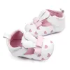 Scarpe da bambina neonate per bambini per neonati neonati in stile principessa love cuore stampare fuories non slittamento scarto per bambini con fondo morbido traspirato