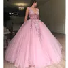 Zroszony zanurzony V-Neck Prom Dresses Lace Aplikacja Bez Rękawów Fluffy Ball Suknia Quinceanera Sukienka Uroczy Dubai Formalne suknie wieczorowe