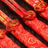 Chinesische Essstäbchen aus Holz, die sowohl das doppelte Glück als auch den Drachen bedrucken, rote hölzerne Chopstic-Hochzeitsbevorzugung