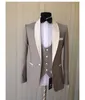 2018 yeni açık gri damat smokin ucuz fildişi şal yaka blazer sağdıç suyuna takım elbise erkek düğün takım elbise özel yapılmış ceketpantsvest6295355