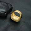 패션 힙합 마이크로 포장 크리스탈 덩어리 스퀘어 맨즈 반지 아이스 블링 IP 골드 남성 쥬얼리에 대한 두꺼운 티타늄 반지를 채웠다
