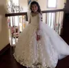 結婚式のパーティーのためのクリスタルボールガウンの花の女の子の服 - リトル花嫁の長袖レースアップリケ子供ガウンスイープ列車