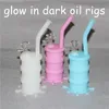 Populaires fumer Silicon Rigs Silicone Hookah Bongs Glow dans les plates-formes de dab d'huile de silicium sombres avec des accessoires en verre mini dab plates-formes pétrolières DHL gratuit