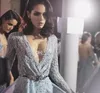 Zuhair Murad 2020のイブニングドレス長袖の急落のネックサイドスリットプロムのガウンビーズクリシシーテイゲン特別な日のドレス