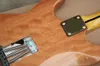 E-Gitarre aus Mahagoni in natürlicher Holzfarbe mit Schlagbrett aus Acryl, Griffbrett aus gewelltem Ahorn, Hals aus gelbem Ahorn, kann individuell angepasst werden