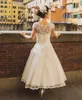 Abiti da sposa vintage stile anni '50 Illusion Neck Cap maniche Pizzo Tulle Lunghezza alla caviglia Abito da sposa corto economico con fiore fusciacca