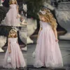 Precioso Blush Pink A Line Vestidos de niñas de flores de campo Cuello judío Apliques de manga plisada Desfile de niñas de encaje Vestidos de bautizo florales para bebés 2018