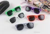 Kvinnor och män mest billiga moderna strandsolglasplastklassiska solglasögon Många färger för att välja Sun Glasses6731348