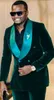 Nowa moda Dark Green Velvet Groom Smokingi Doskonałe dwurzędowe Groomsmen Blazer Mężczyźni Formalny garnitur Party Prom Suit (Kurtka + Spodnie + Bowstie)