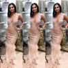 Abendkleid Yousef Aljasmi Kim Kardashian V-Ausschnitt Kristallfeder Orstrich Meerjungfrau Maxikleid Almoda Gianninaazar Zuhlair Murad Ziadnakad
