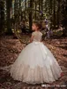 Flower Girl Dresses for Weddings Billiga Empire Champagne Lace Elfenben Tulle First Communion Dresses Boho Floor Long Cap Sleeves