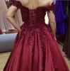 Abiti Quinceanera 2018 Abito da ballo con spalle scoperte Applicazioni di pizzo Abiti da ballo affascinanti Abiti da sera splendidi con perline posteriori con lacci