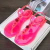 Оптовая Женская пластиковая Зорис Бич Jelly Thong Sandals Candy Color Flip-Plops Летние плоские дно Дневые Обувь Обувь Лодыжка Бабочка