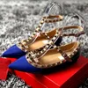 2018Brand Mulheres Bombas Dedo Apontado Plana Moda Feminina Sapatos Rebites de Couro Genuíno com Tira No Tornozelo Sandálias Sapatos 33-43