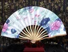 安く竹の折りたたみハンドファン50ピースの高品質の花日本のシルクファンのための女性結婚式の好意ファン卸売