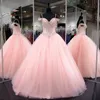 الوردي فساتين Quinceanera 2021 متواضعة تنكر الكرة ثوب حفلة موسيقية اللباس الحلو 16 الفتيات حفلة عيد الدانتيل يصل قبالة الكتف كامل الطول