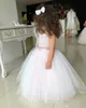Белые цветочные девочки платья для свадьбы SCOOP без спинки с аппликациями и бабочковым бабочным платьем детей Причастие