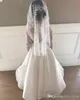 Biała Koronka Satyna A-Line Flower Girls Suknie Klejnot Illusion Backless Sheer Paski Długie Rękawy Długość Długość Długość Formalne Suknie Nosić