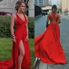 2019 Sexy cuello en V profundo vestidos de noche entrecruzado sin espalda simple elegante vestido de noche sin mangas alto partido rojo vestido de fiesta de graduación