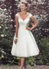 2017 Eleganckie Suknie Ślubne Herbaty V Neck Cap Rękawy Aplikacje Koronki Tulle Ball Bridal Suknia Krótkie Suknie Ślubne